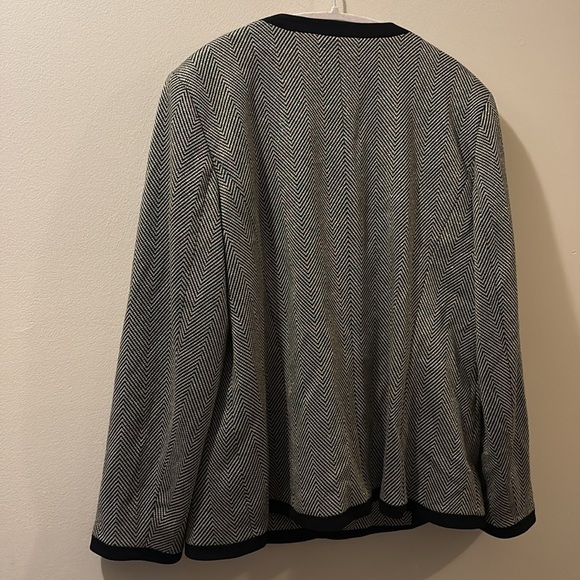 Kasper Women's Black and gold open blazer - size 16 - great condition - Picture 6 of 6